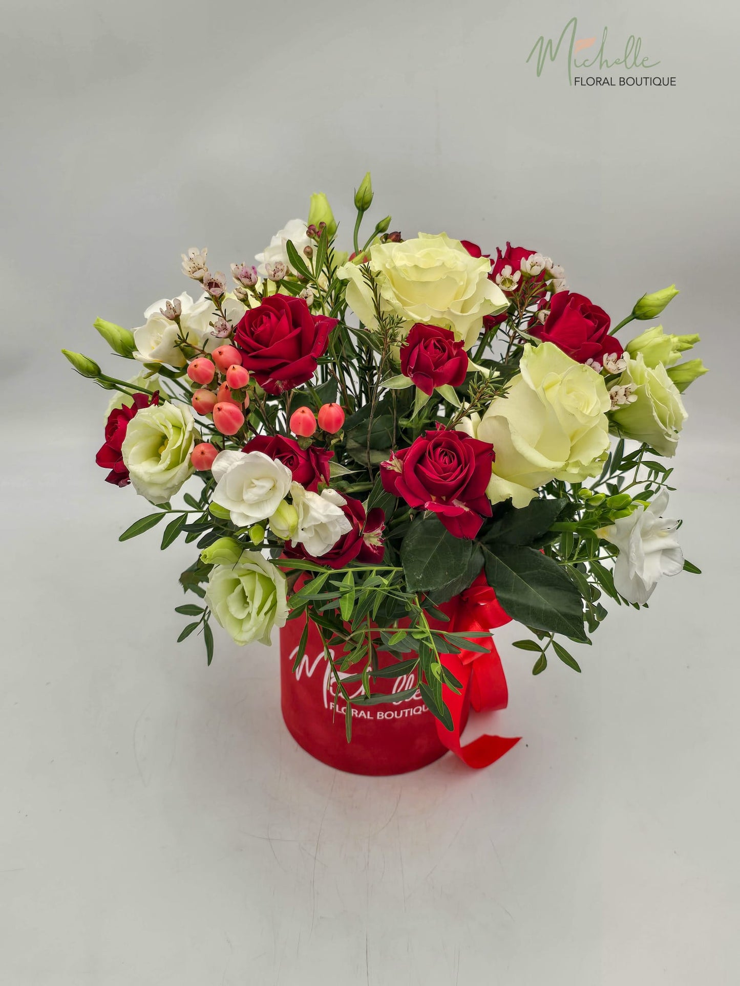 Aranjament floral rosu vibrant