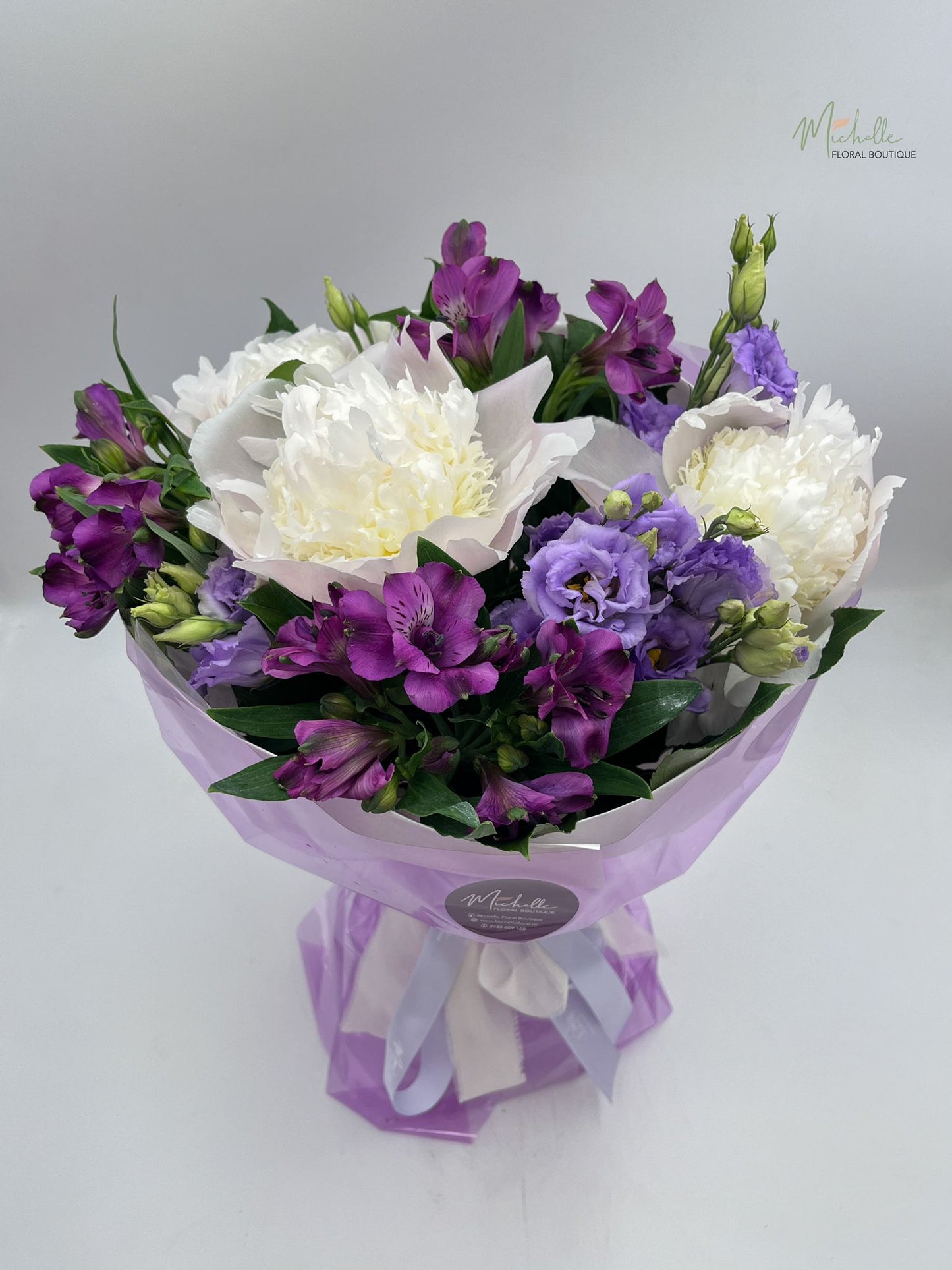Buchet cu bujori albi