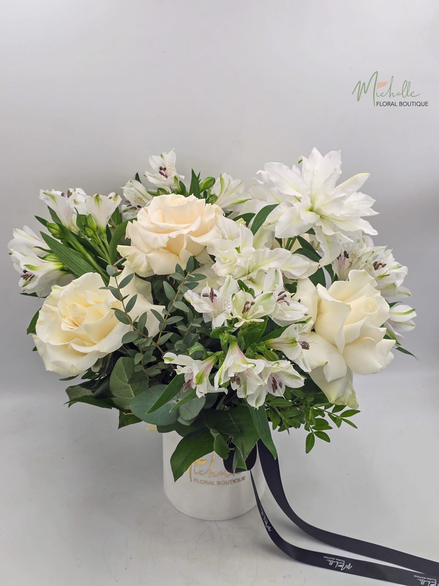 Aranjament floral cutie alba