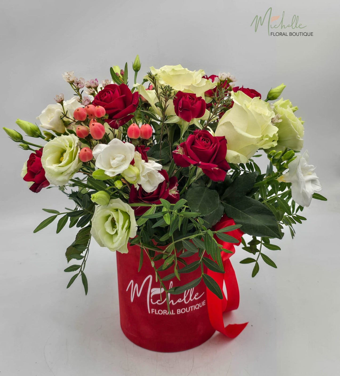 Aranjament floral rosu vibrant