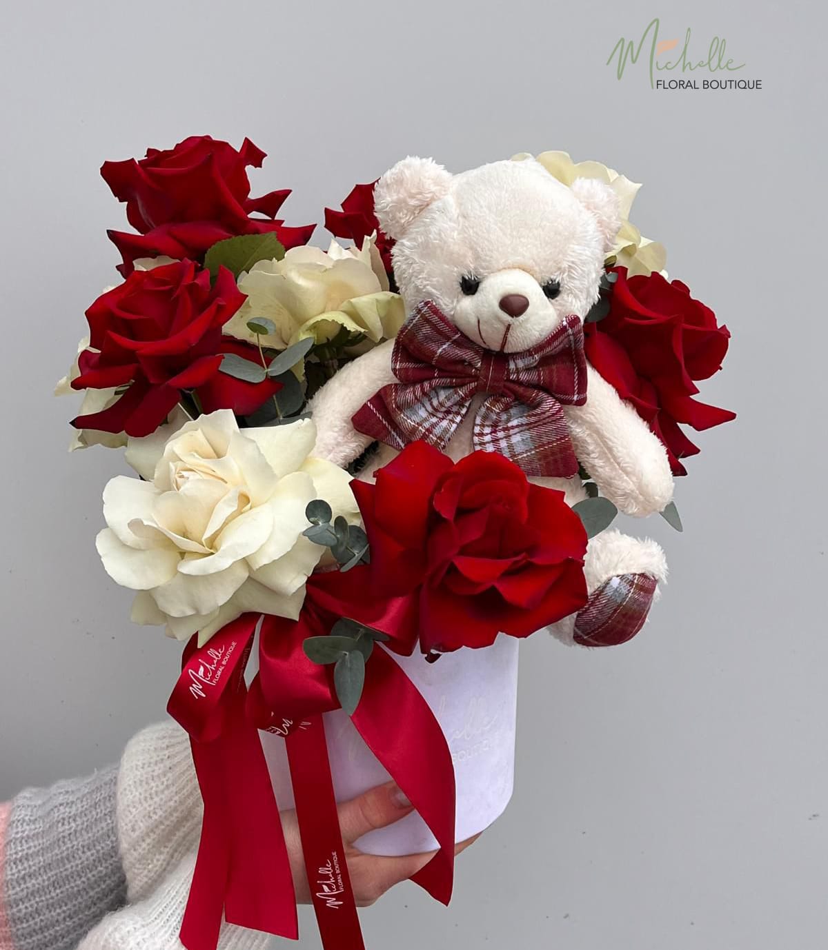 Aranjament floral cutie alba