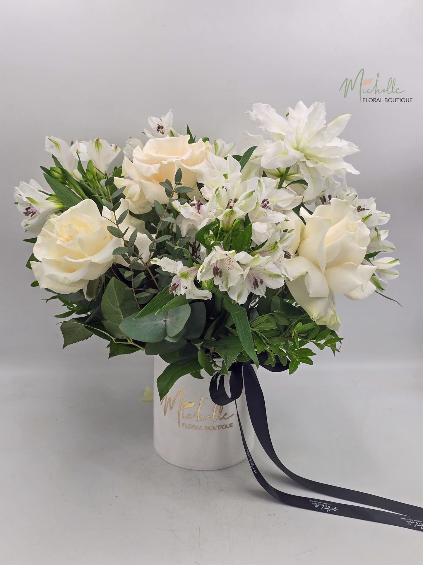 Aranjament floral cutie alba